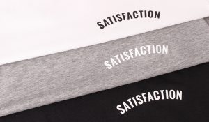 ” SATISFACTION SHORT TEE “